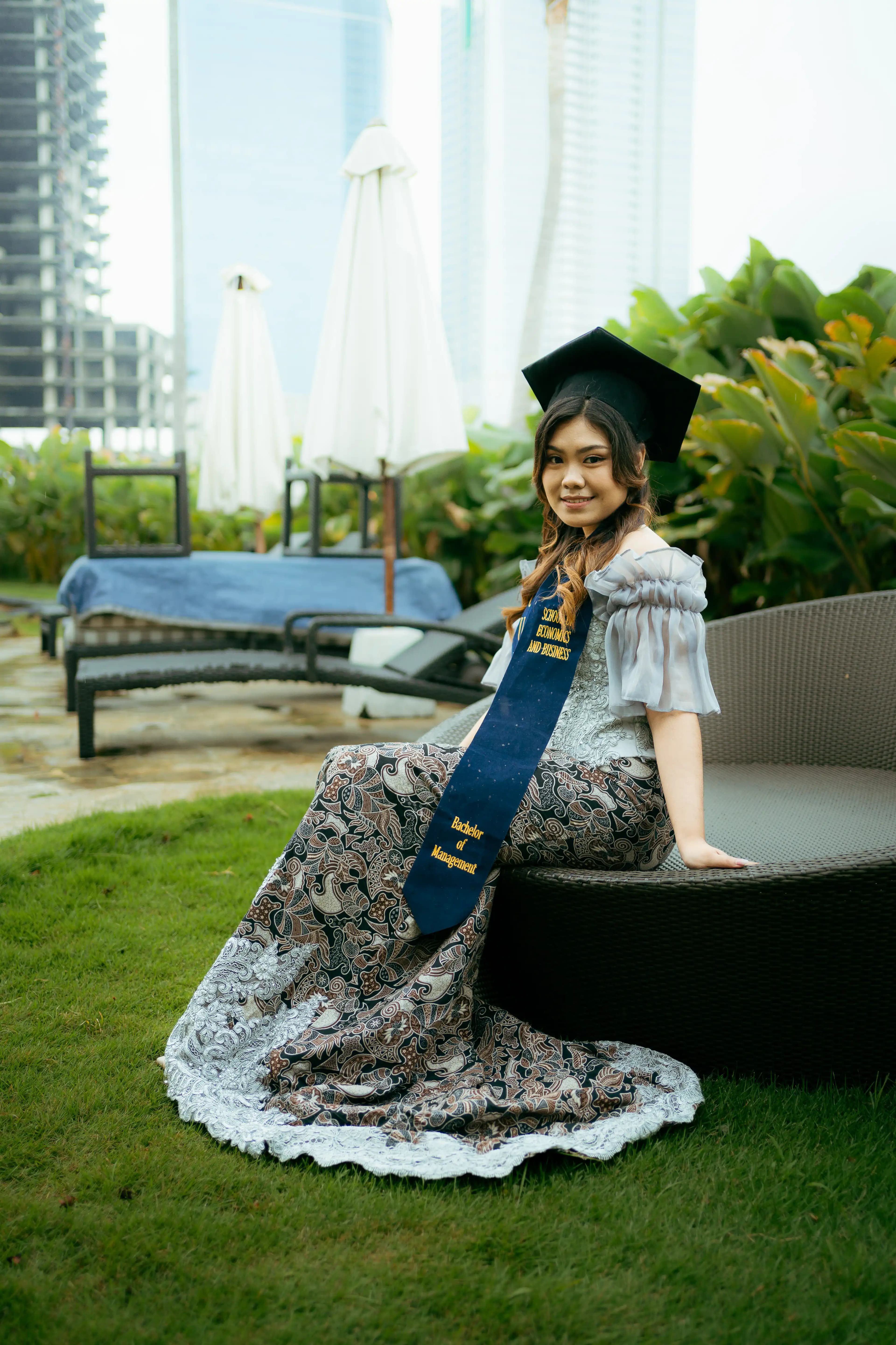 Candid graduation moment, Universitas Widya Kartika Surabaya — foto wisuda Surabaya by Stefanoes Visual
