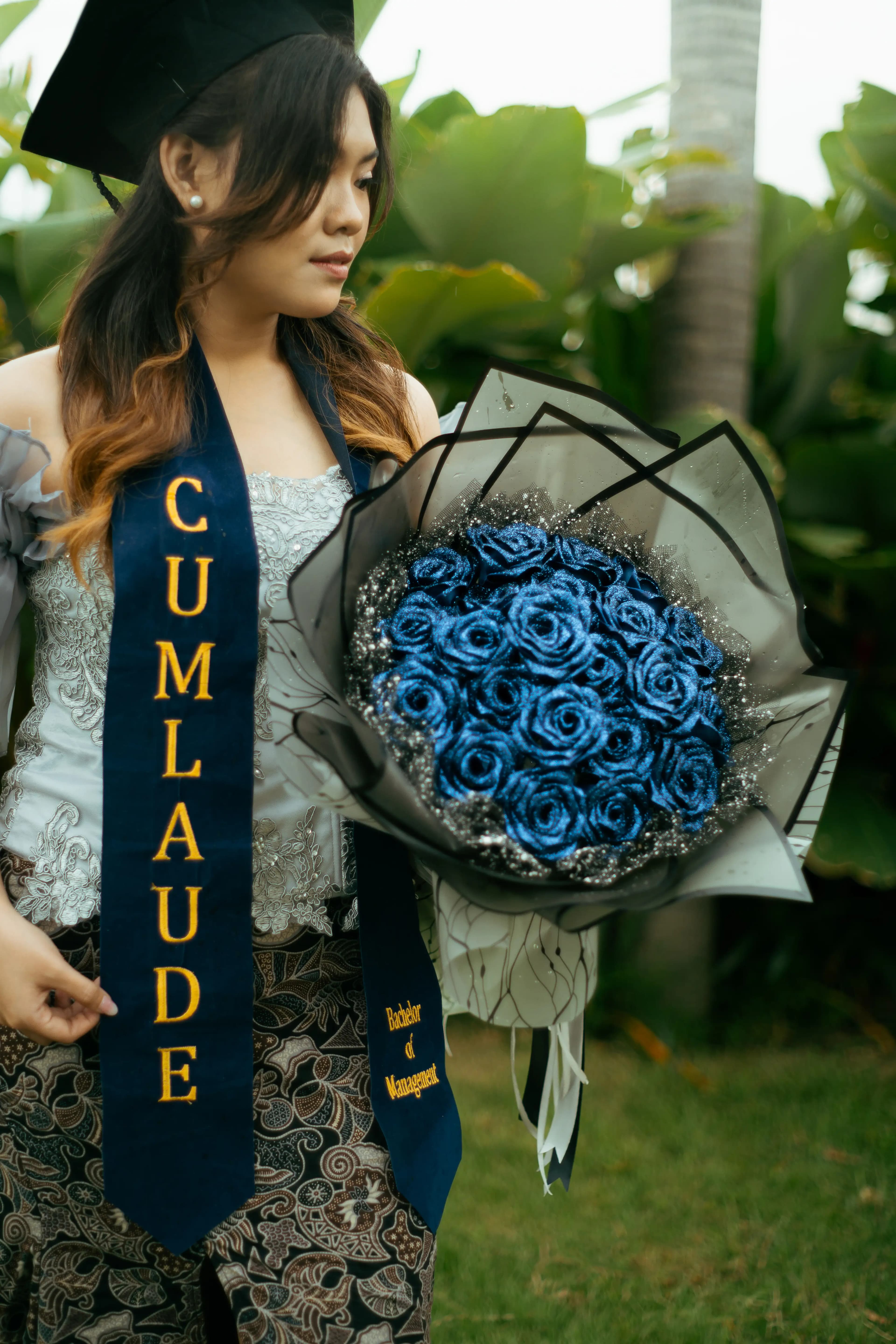 Candid graduation moment, Universitas Widya Kartika Surabaya — foto wisuda Surabaya by Stefanoes Visual