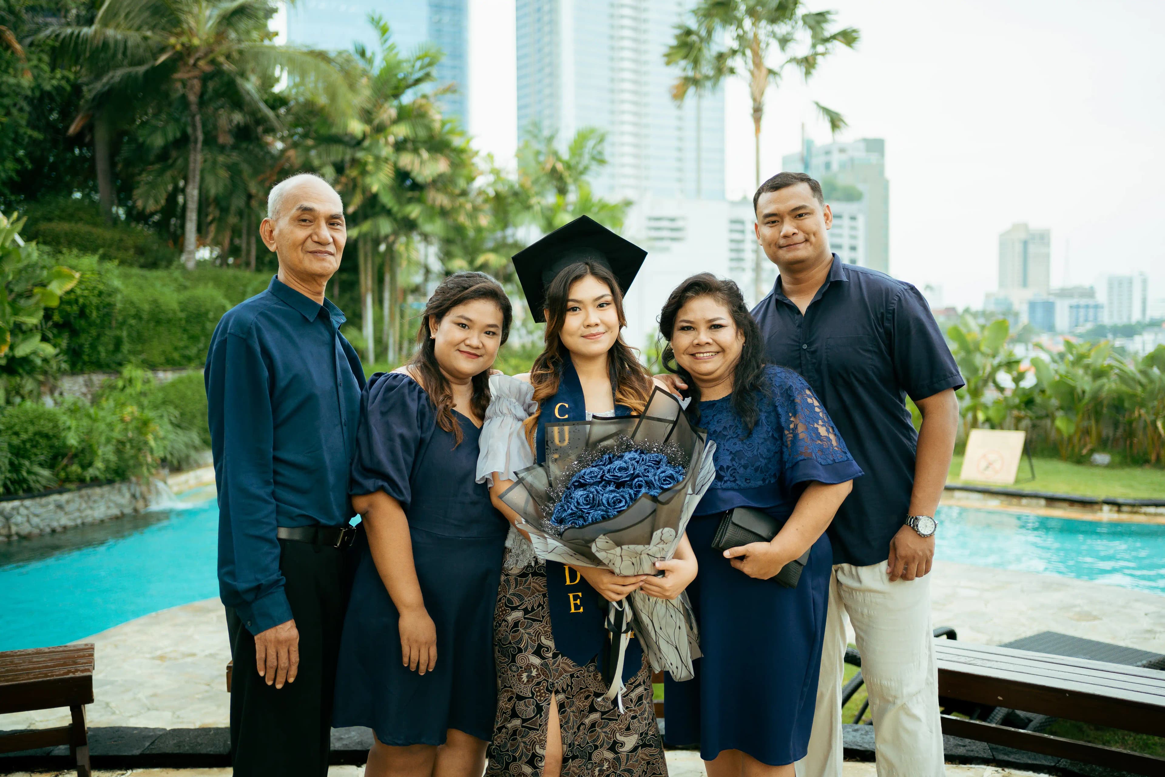 Family portrait session at UWIKA graduation Surabaya — foto wisuda Surabaya by Stefanoes Visual