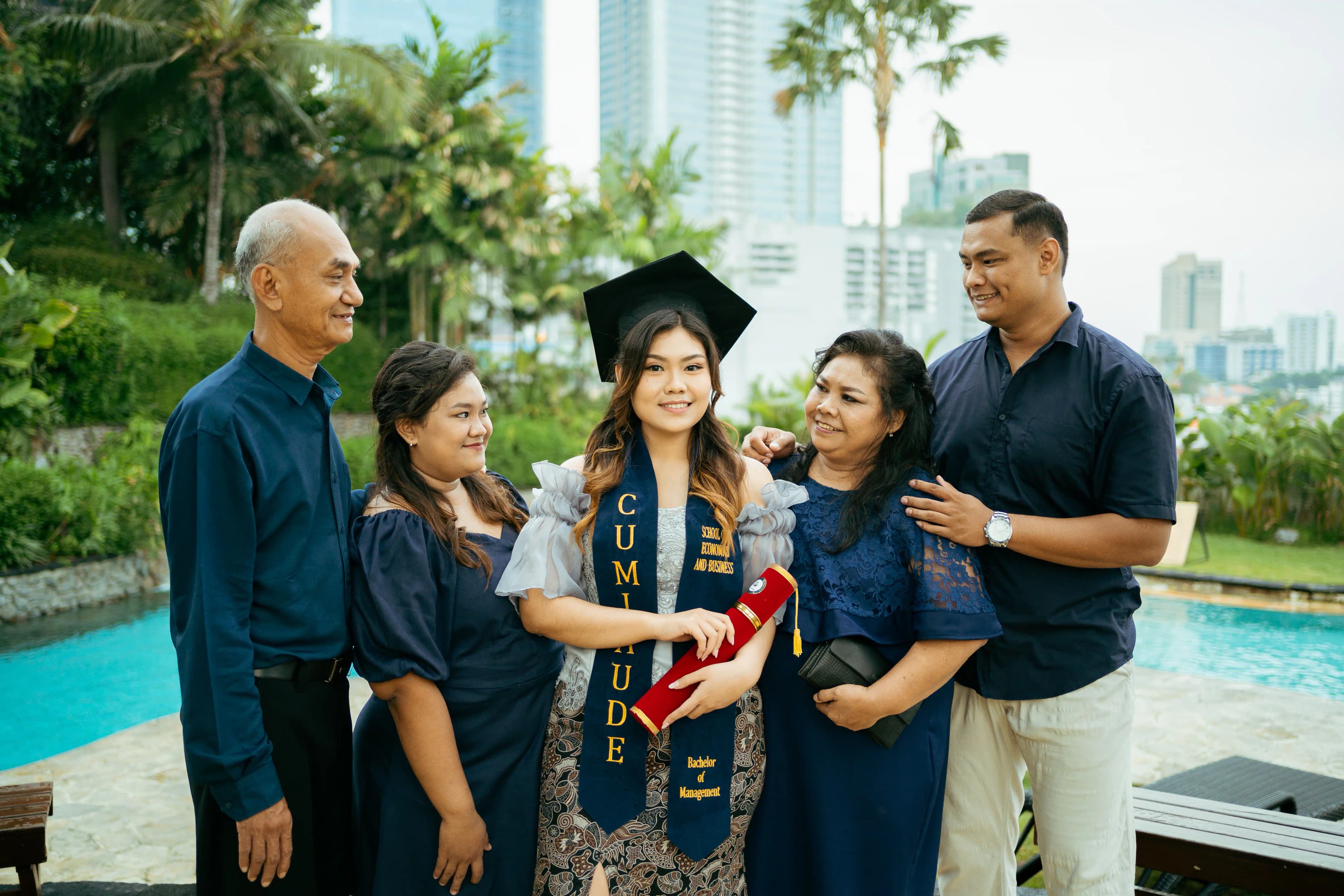 Family portrait session at UWIKA graduation Surabaya — foto wisuda Surabaya by Stefanoes Visual