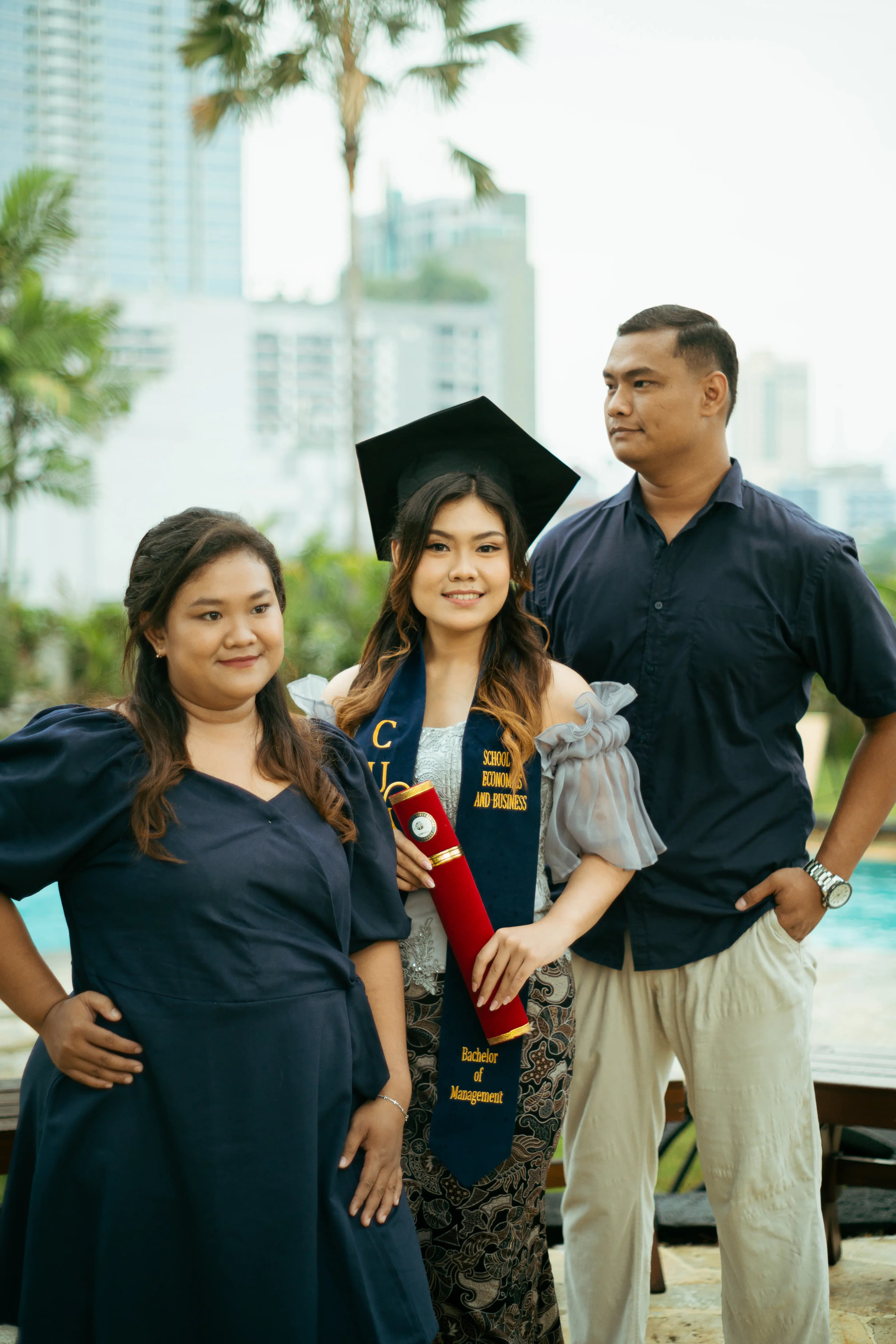 Family portrait session at UWIKA graduation Surabaya — foto wisuda Surabaya by Stefanoes Visual