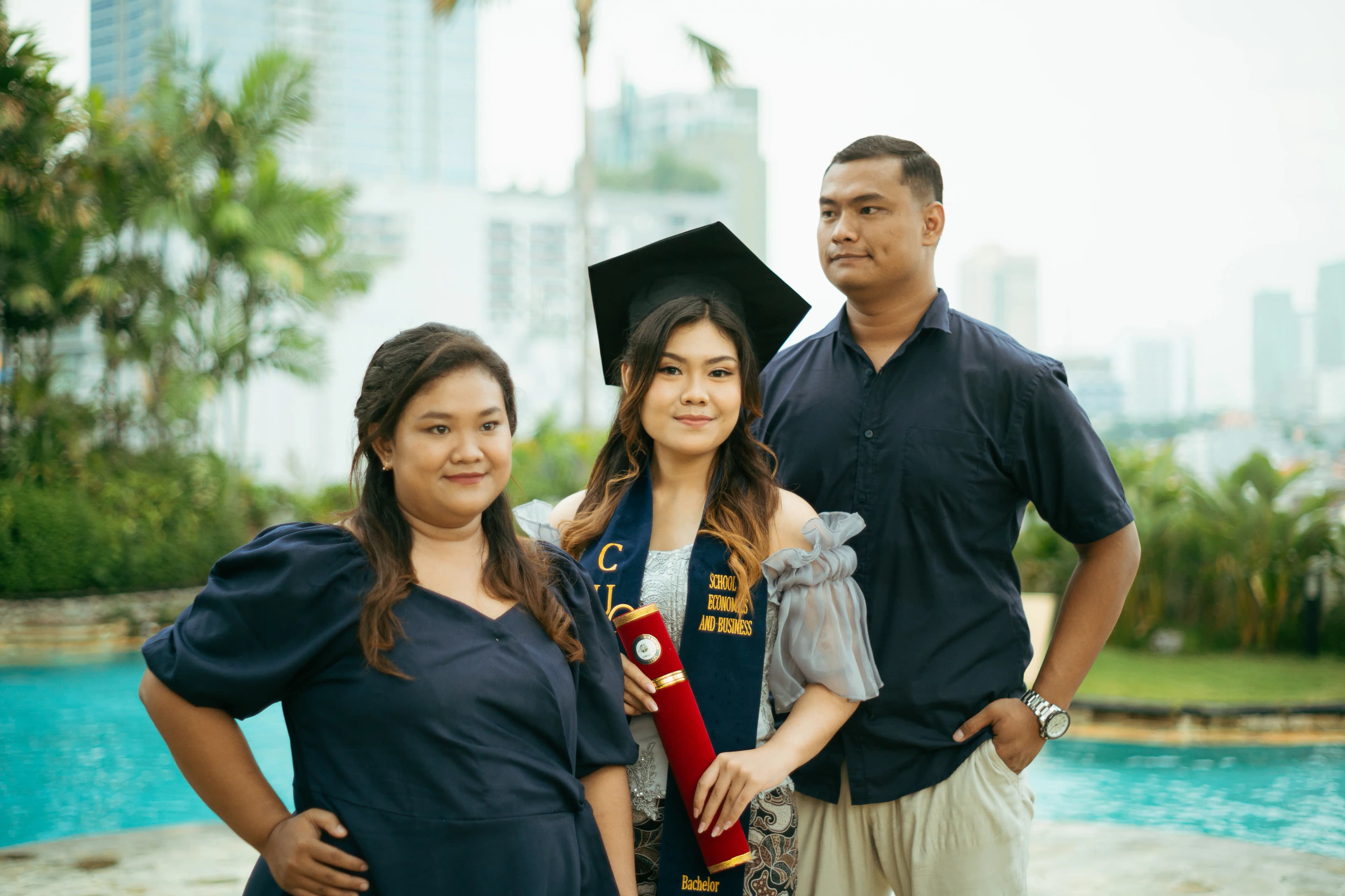 Family portrait session at UWIKA graduation Surabaya — foto wisuda Surabaya by Stefanoes Visual