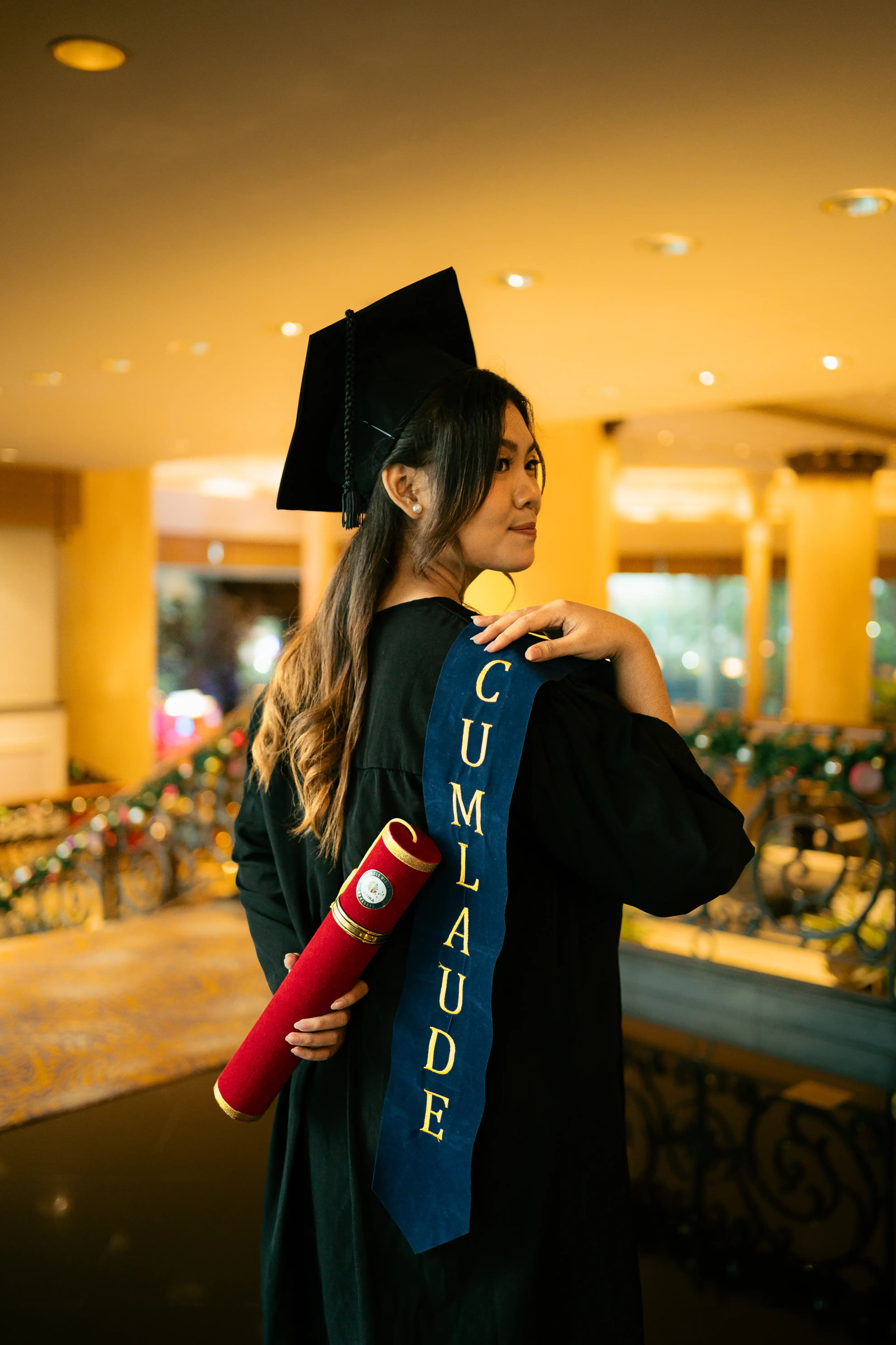 Candid graduation moment, Universitas Widya Kartika Surabaya — foto wisuda Surabaya by Stefanoes Visual