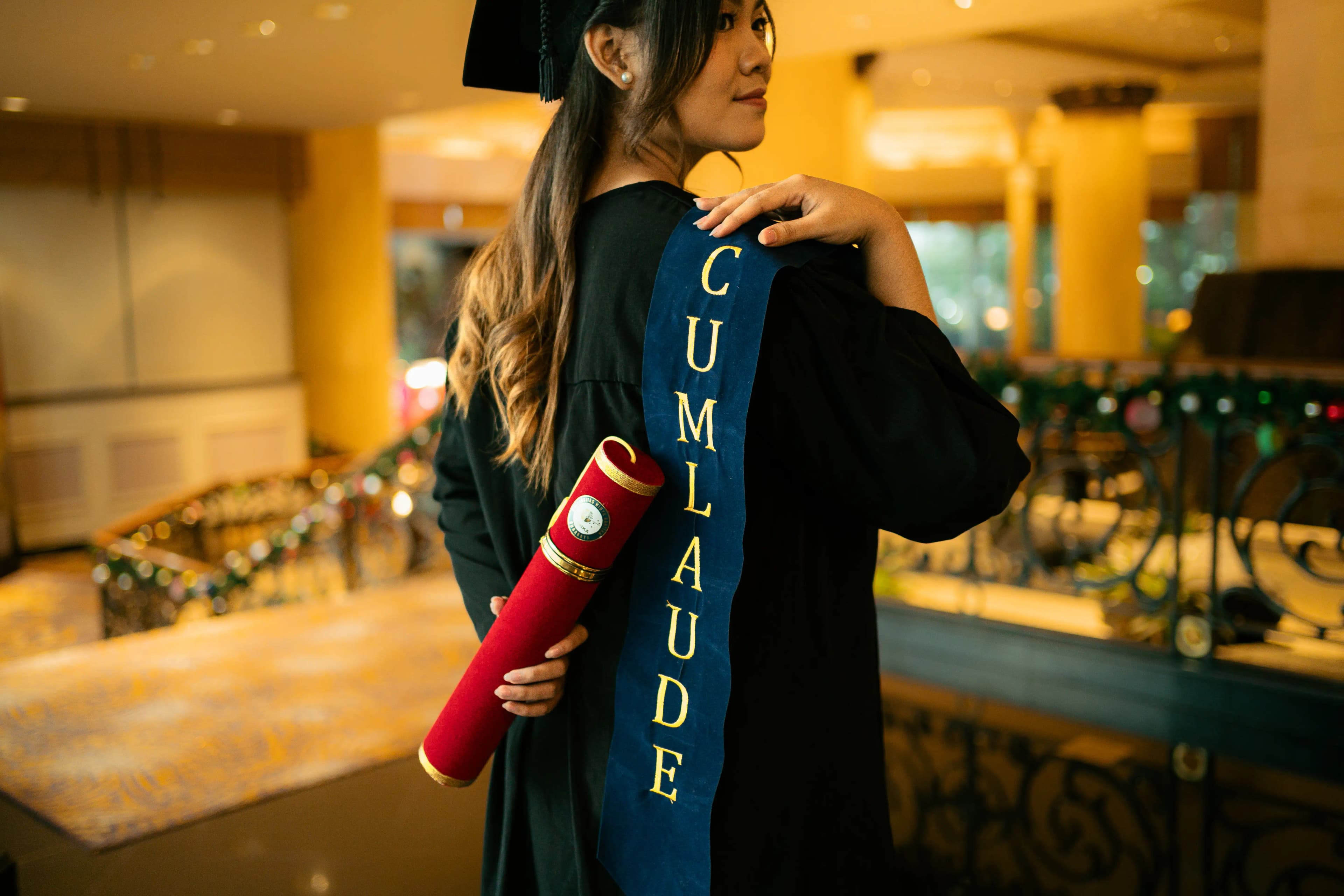 Candid graduation moment, Universitas Widya Kartika Surabaya — foto wisuda Surabaya by Stefanoes Visual