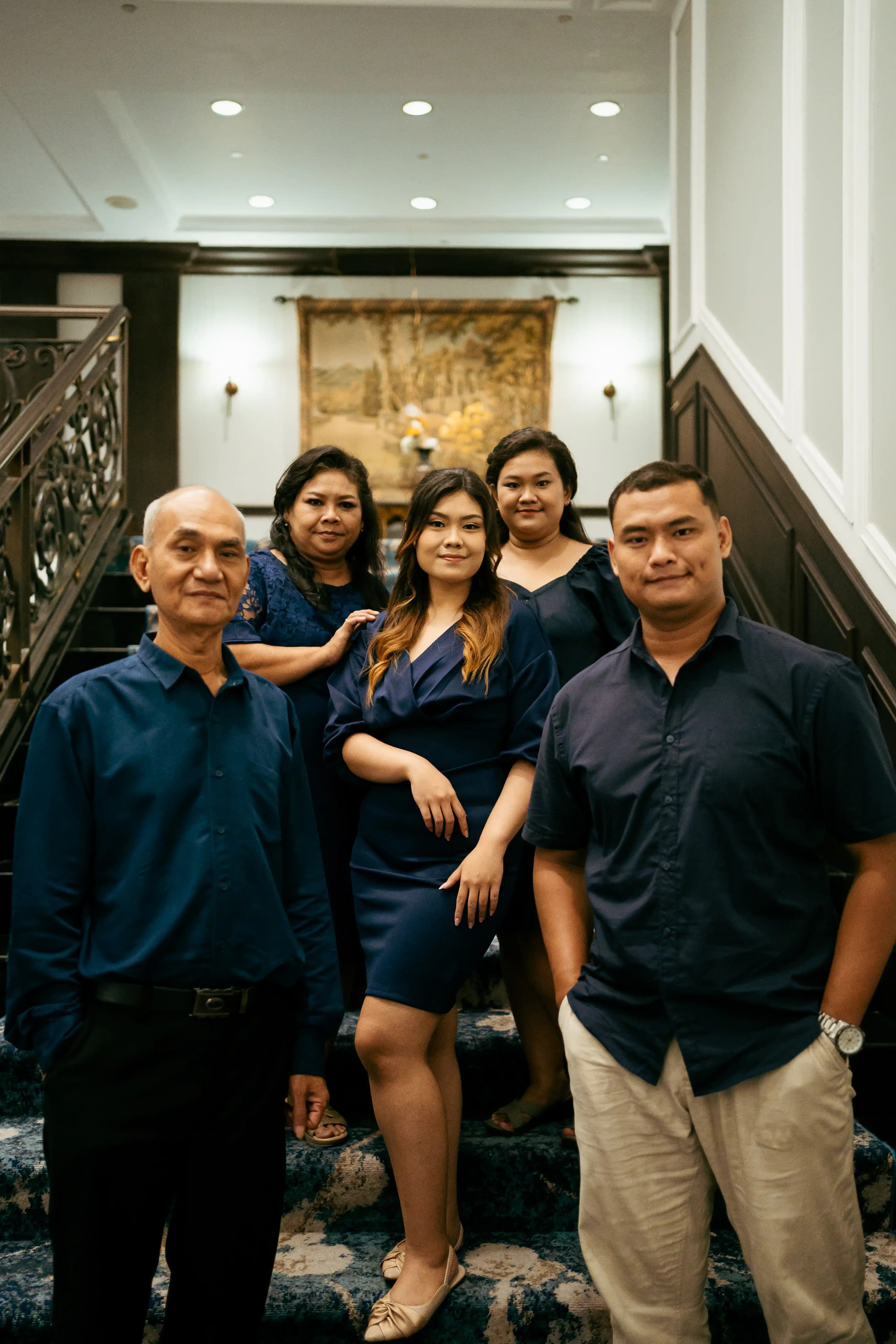 Family portrait session at UWIKA graduation Surabaya — foto wisuda Surabaya by Stefanoes Visual