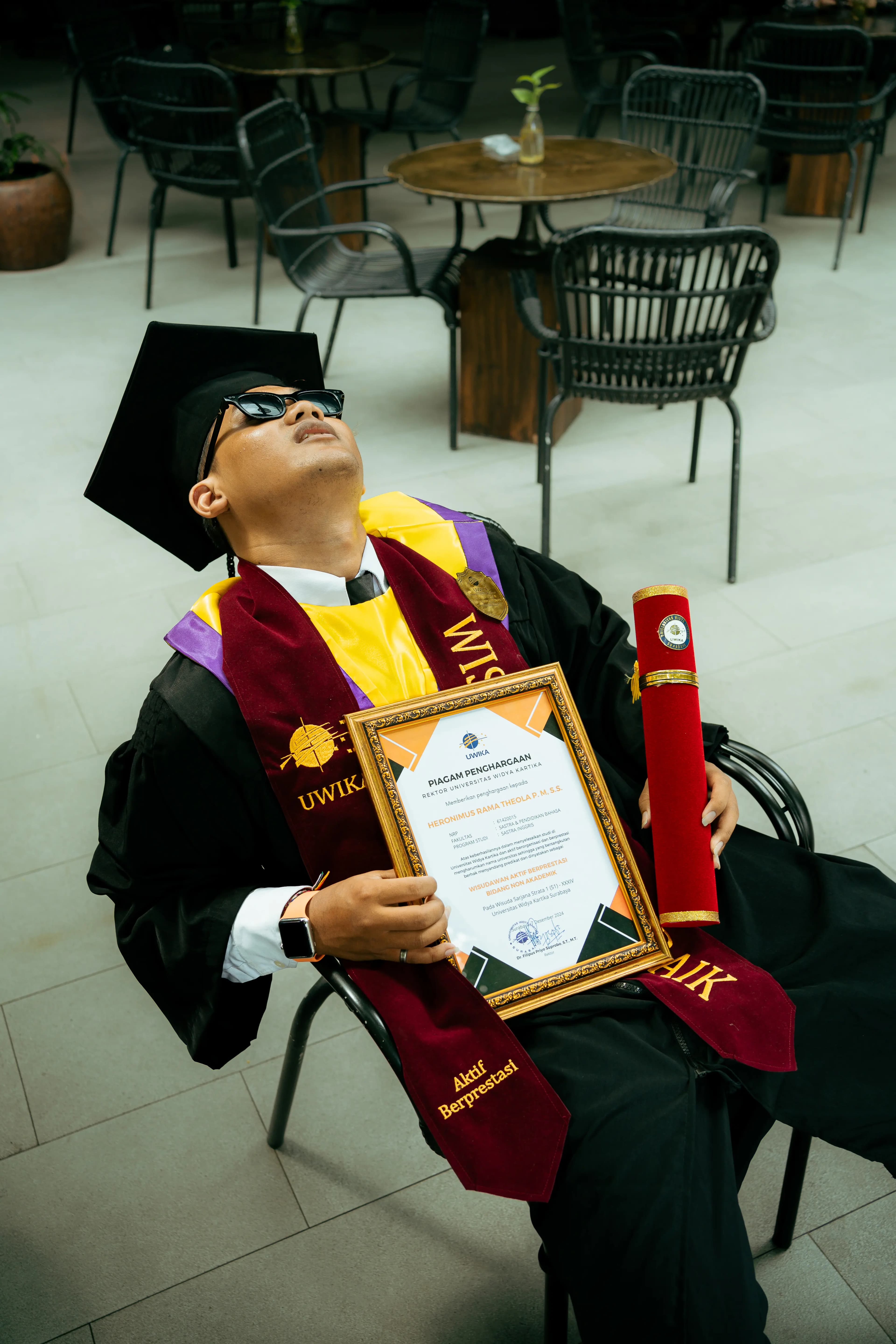 Fotografer wisuda Widya Kartika Surabaya — Theola 2024, by Stefanoes Visual