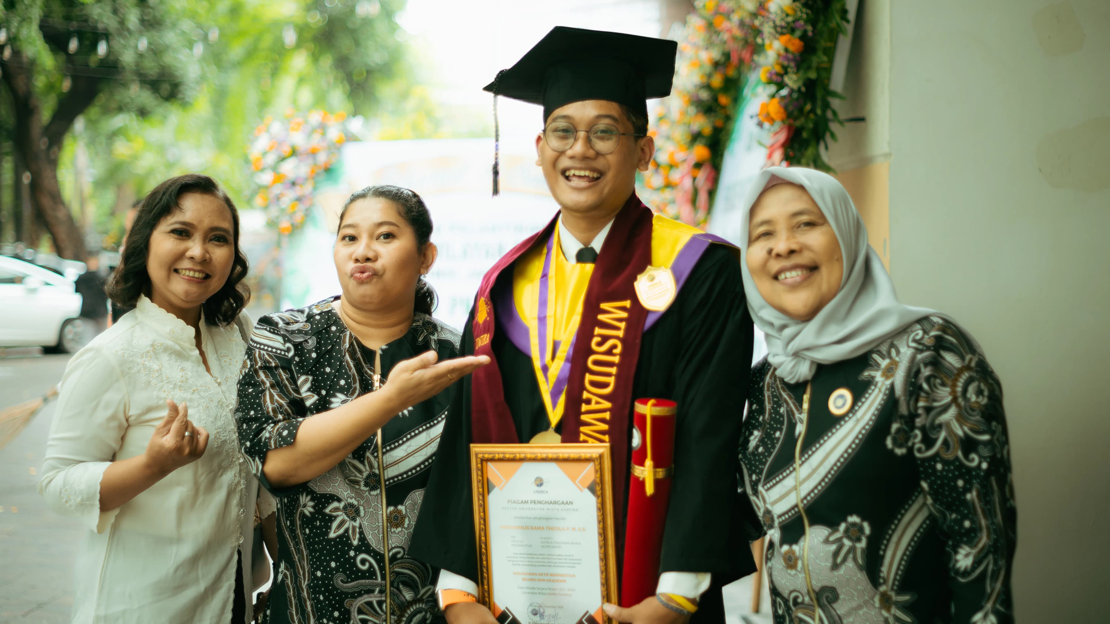 Family portrait session, Widya Kartika graduation Surabaya — fotografer wisuda Widya Kartika Surabaya