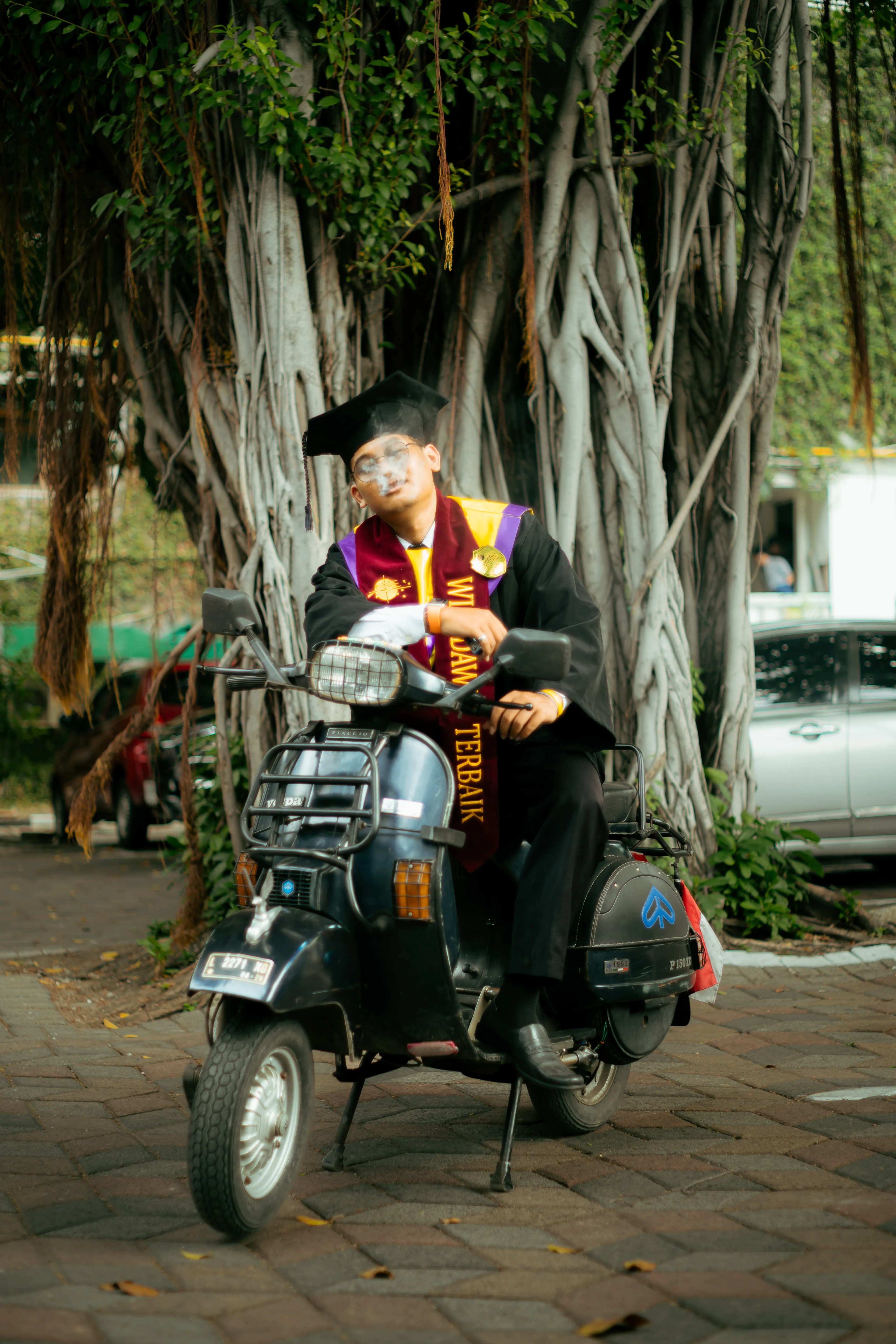Candid graduation moment, Widya Kartika University Surabaya 2024 — fotografer wisuda Widya Kartika Surabaya