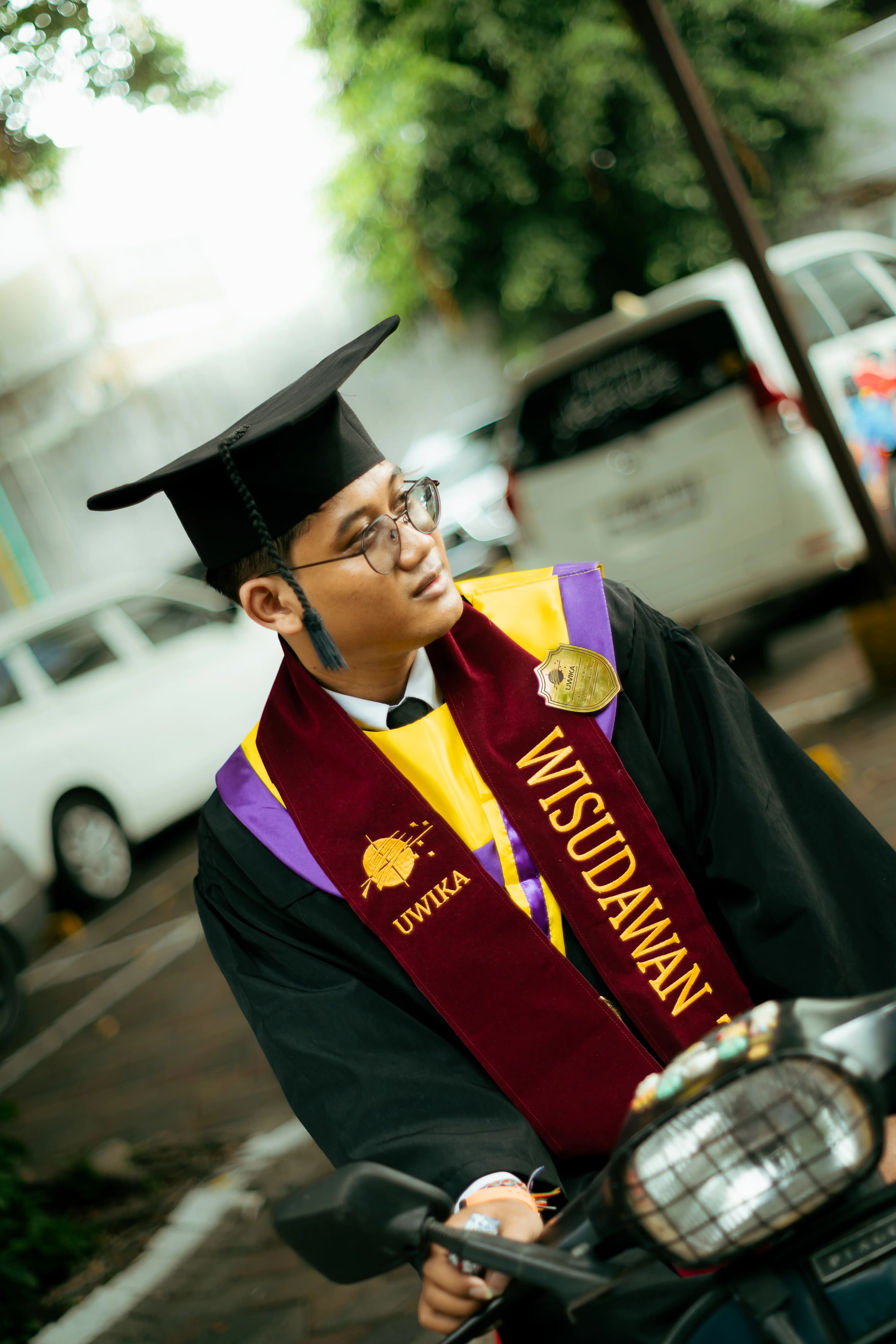 Candid graduation moment, Widya Kartika University Surabaya 2024 — fotografer wisuda Widya Kartika Surabaya