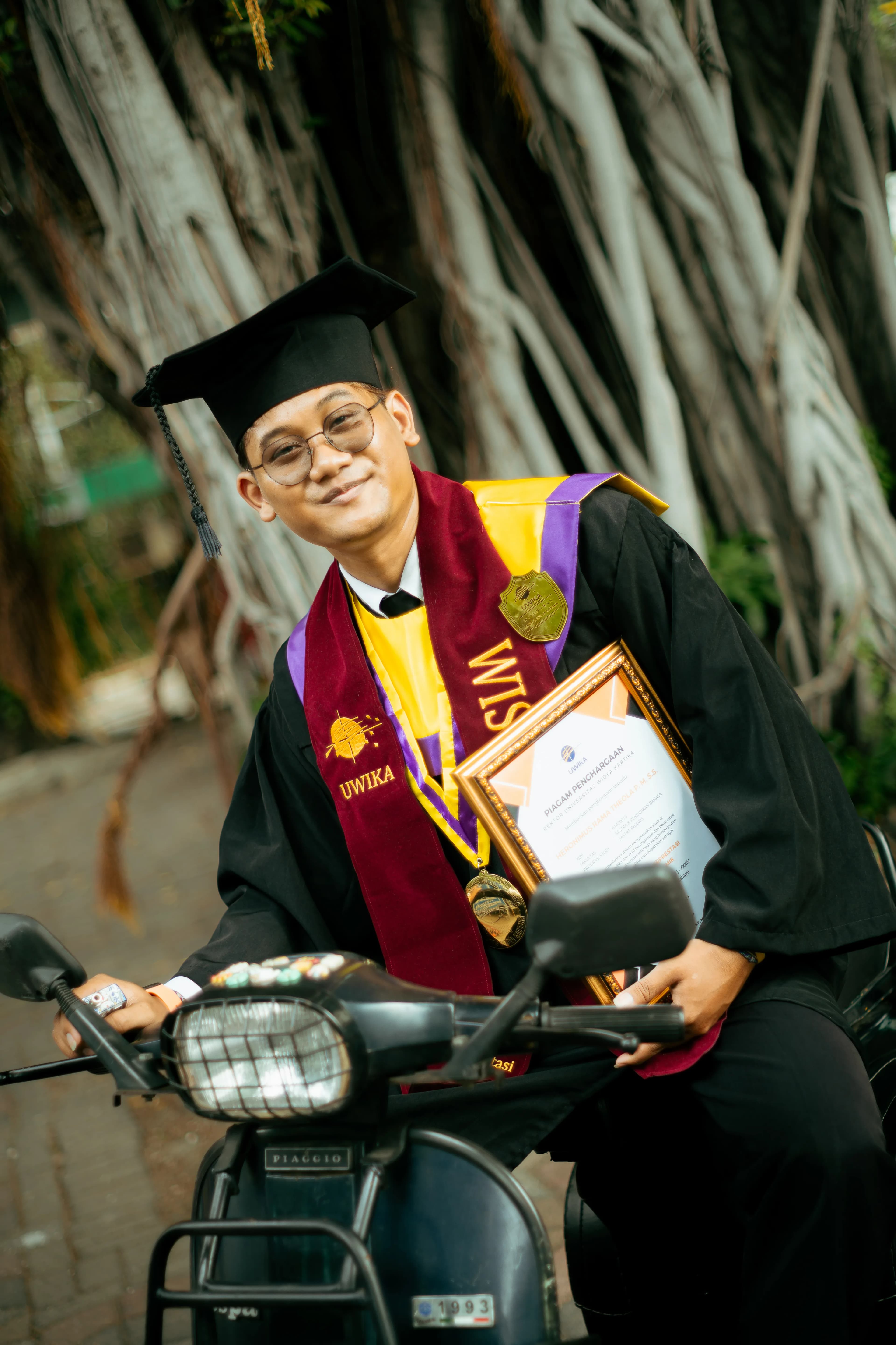 Candid graduation moment, Widya Kartika University Surabaya 2024 — fotografer wisuda Widya Kartika Surabaya