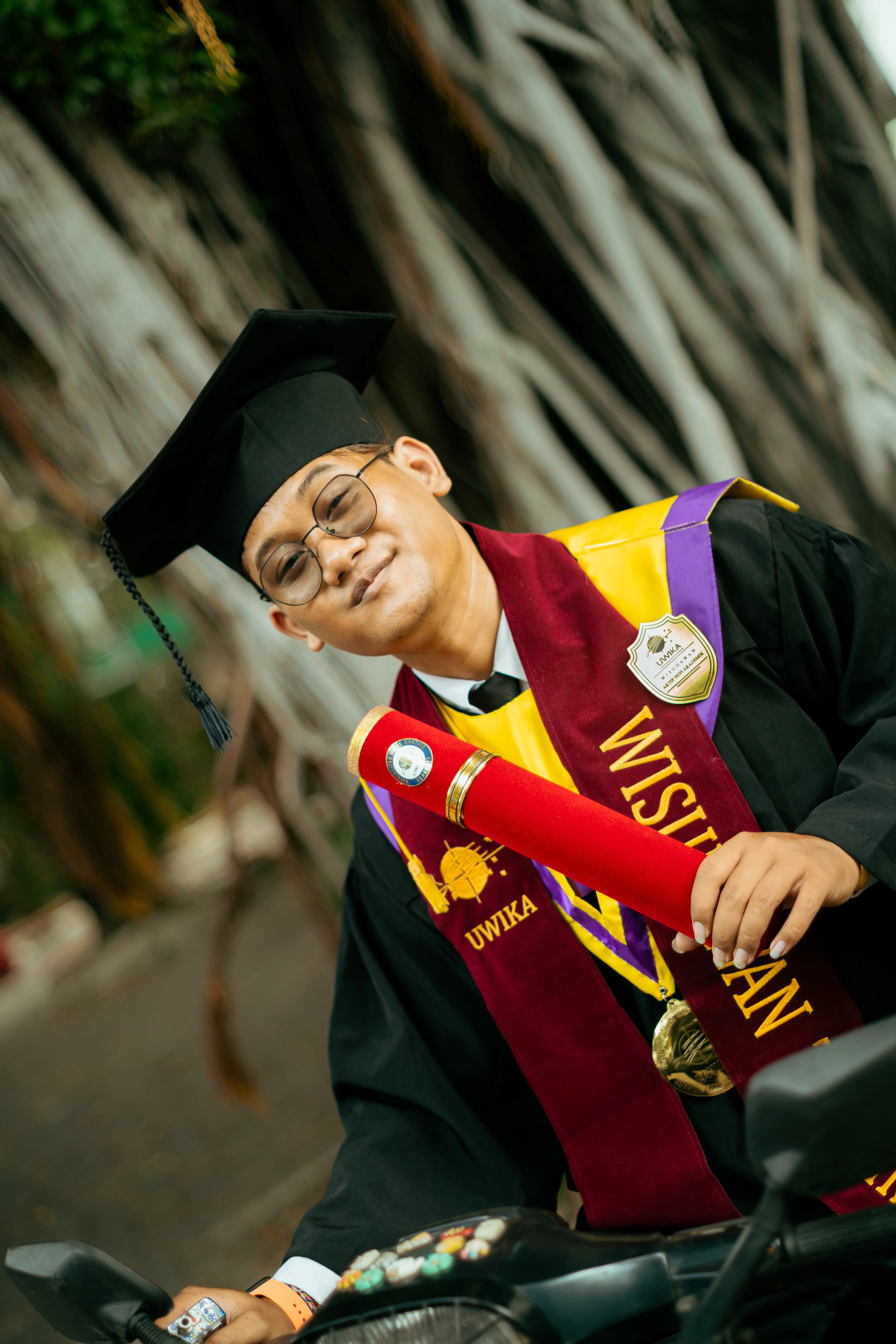 Candid graduation moment, Widya Kartika University Surabaya 2024 — fotografer wisuda Widya Kartika Surabaya