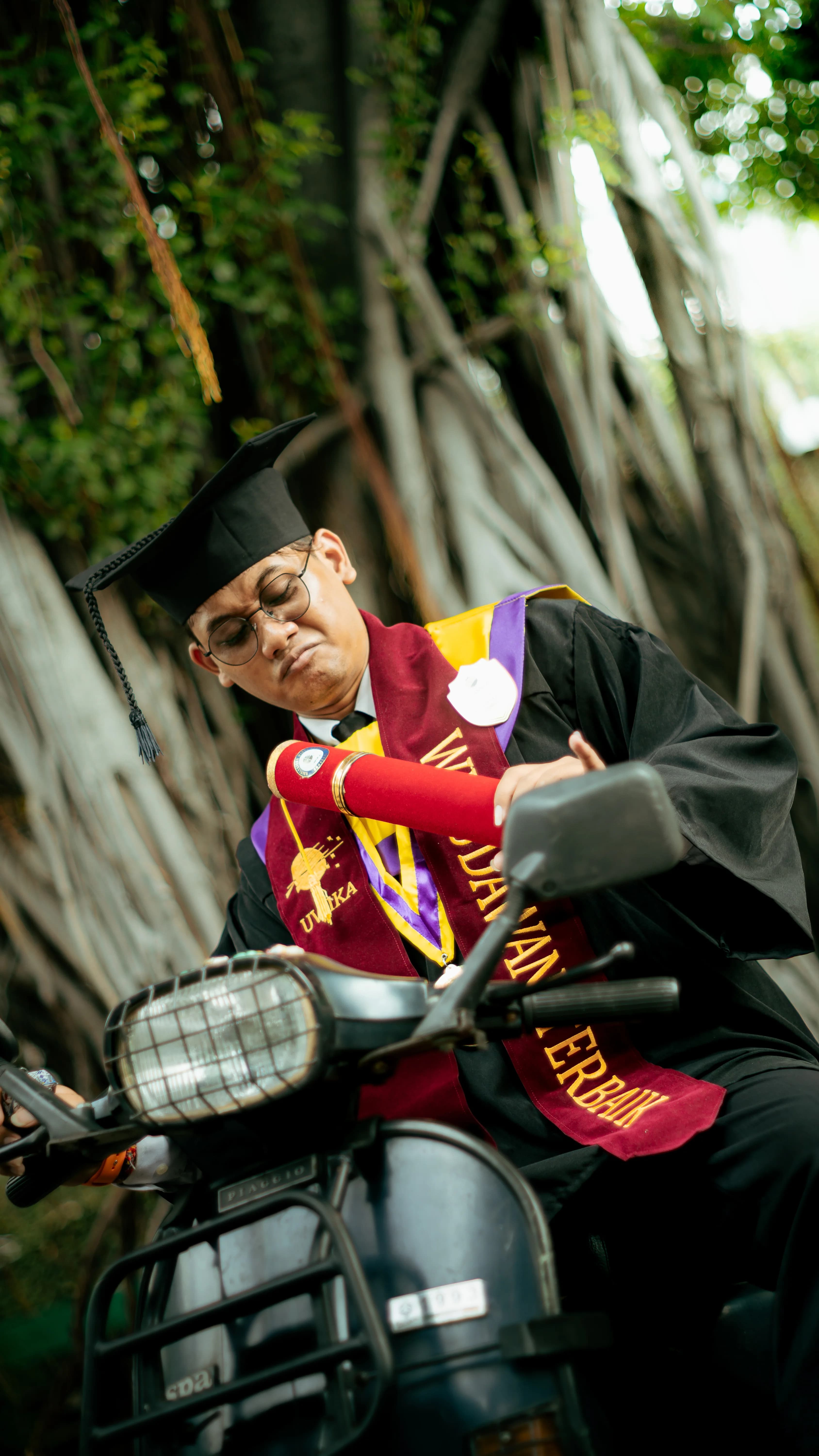 Candid graduation moment, Widya Kartika University Surabaya 2024 — fotografer wisuda Widya Kartika Surabaya