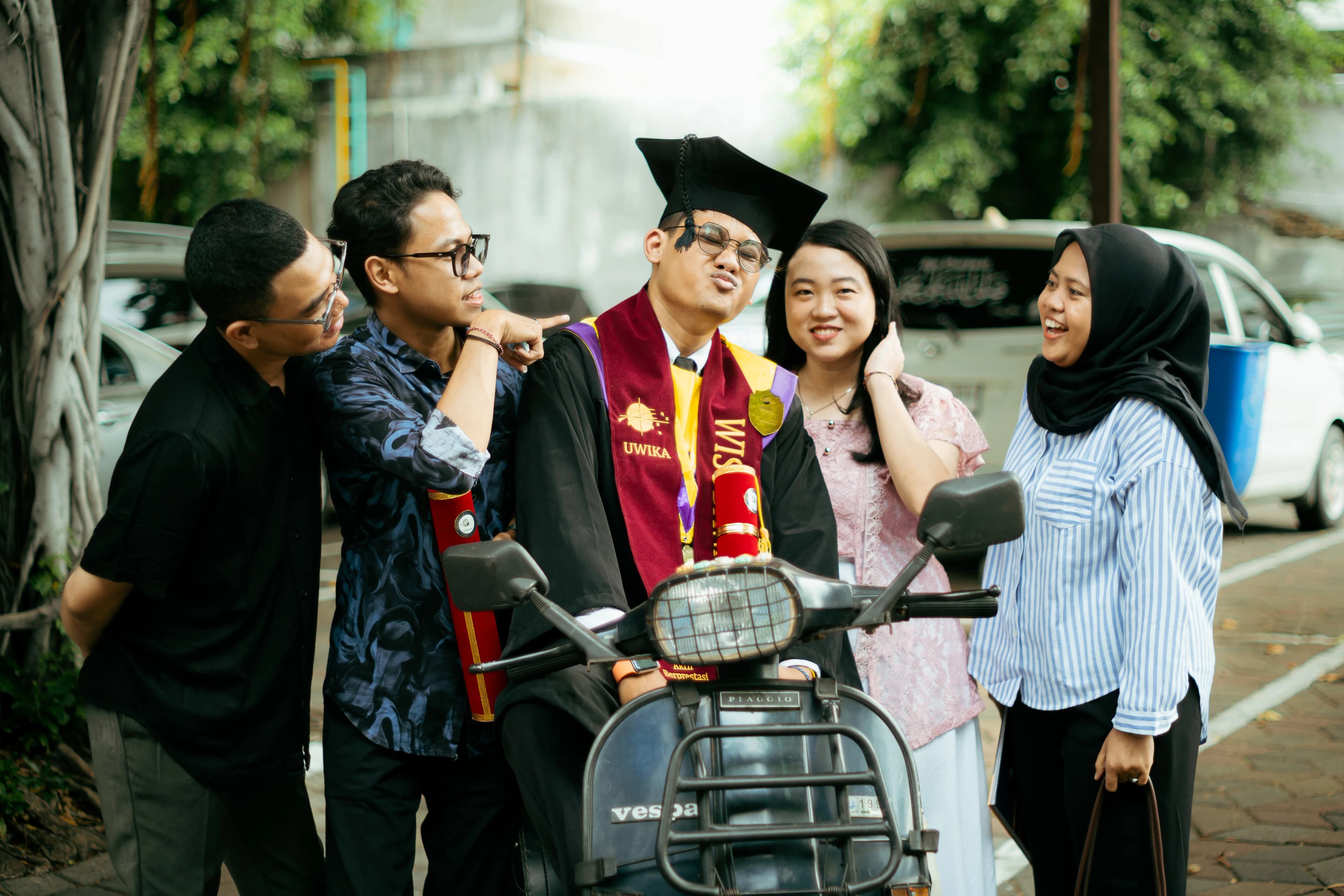 Family portrait session, Widya Kartika graduation Surabaya — fotografer wisuda Widya Kartika Surabaya
