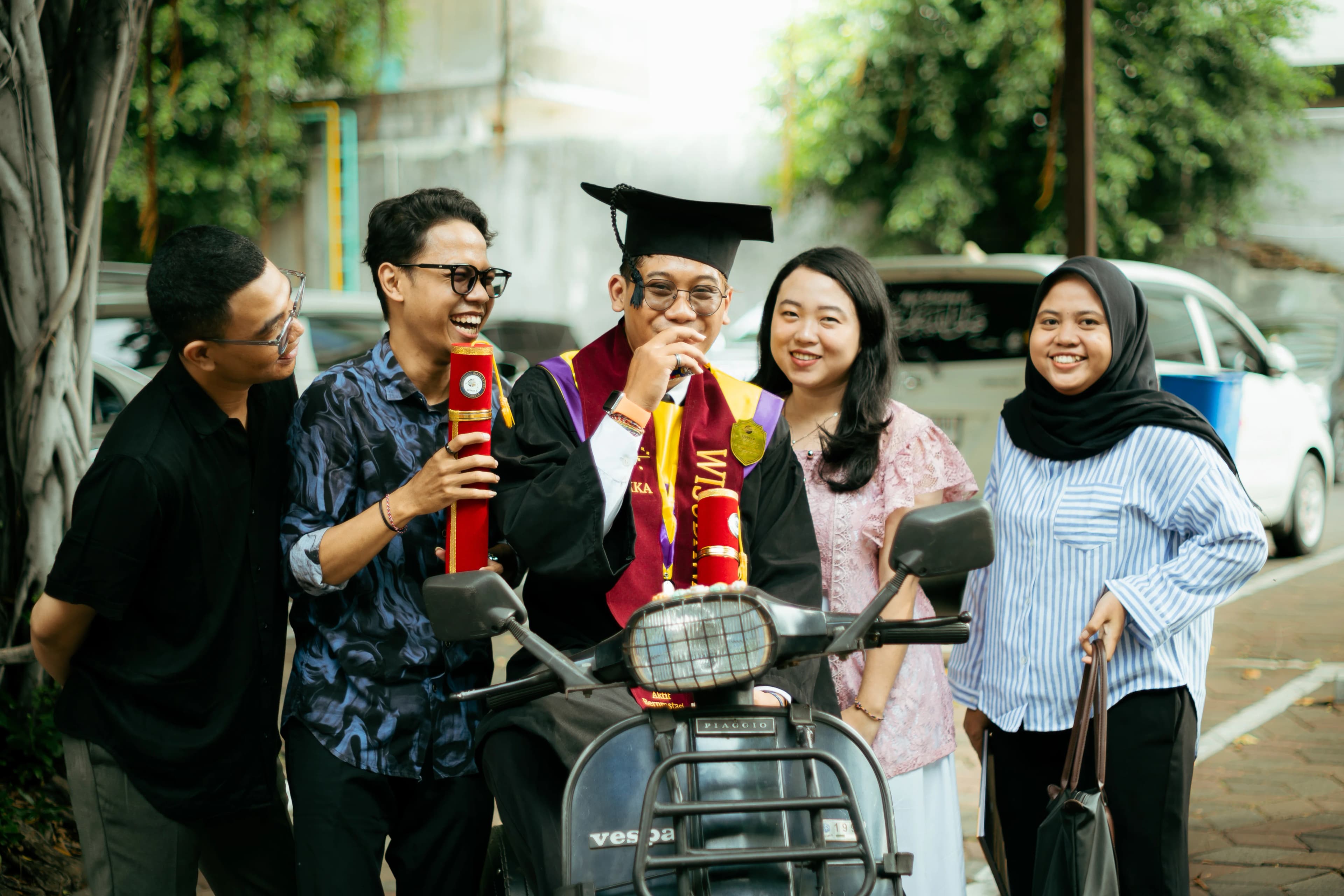 Family portrait session, Widya Kartika graduation Surabaya — fotografer wisuda Widya Kartika Surabaya