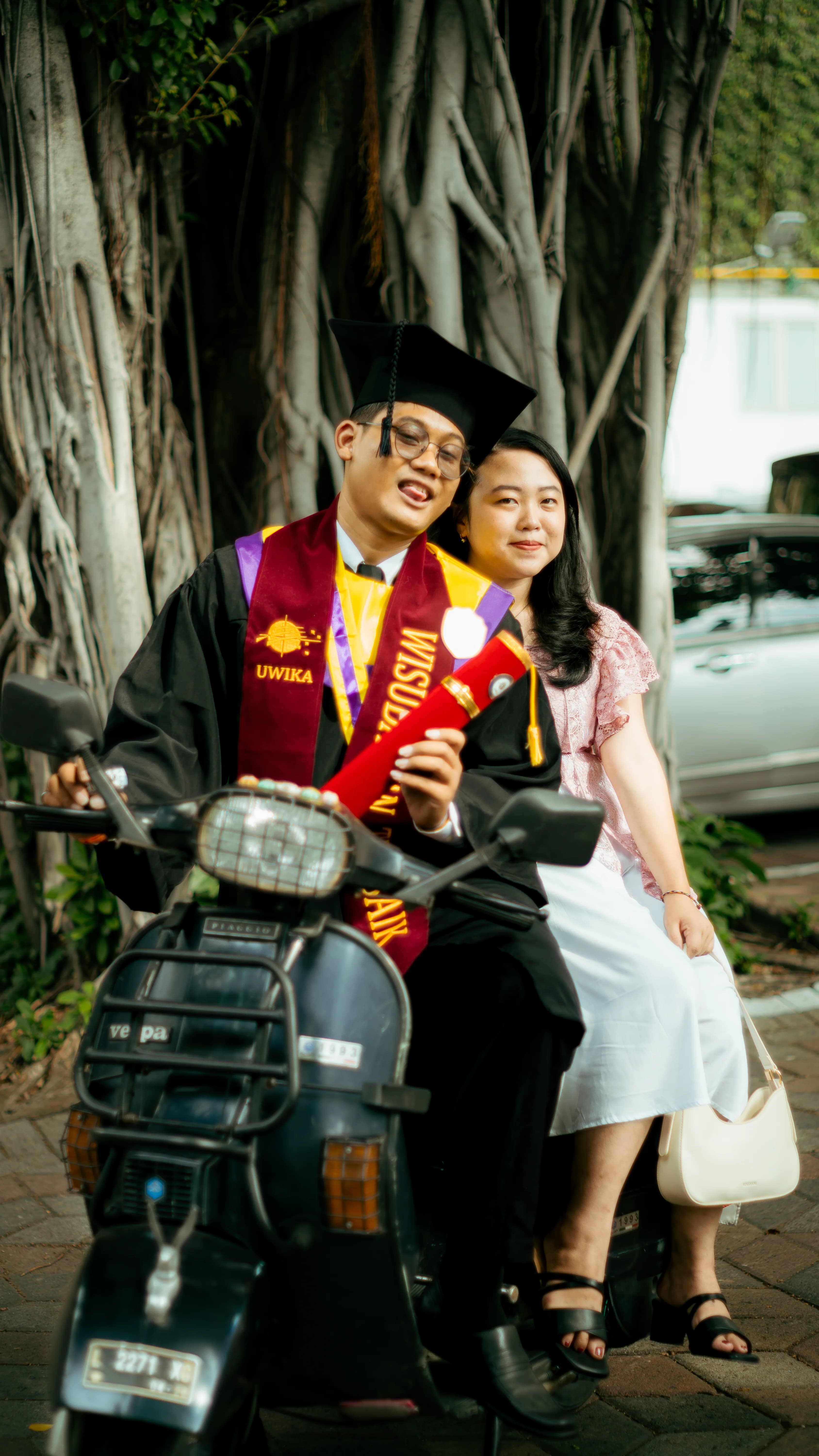 Family portrait session, Widya Kartika graduation Surabaya — fotografer wisuda Widya Kartika Surabaya