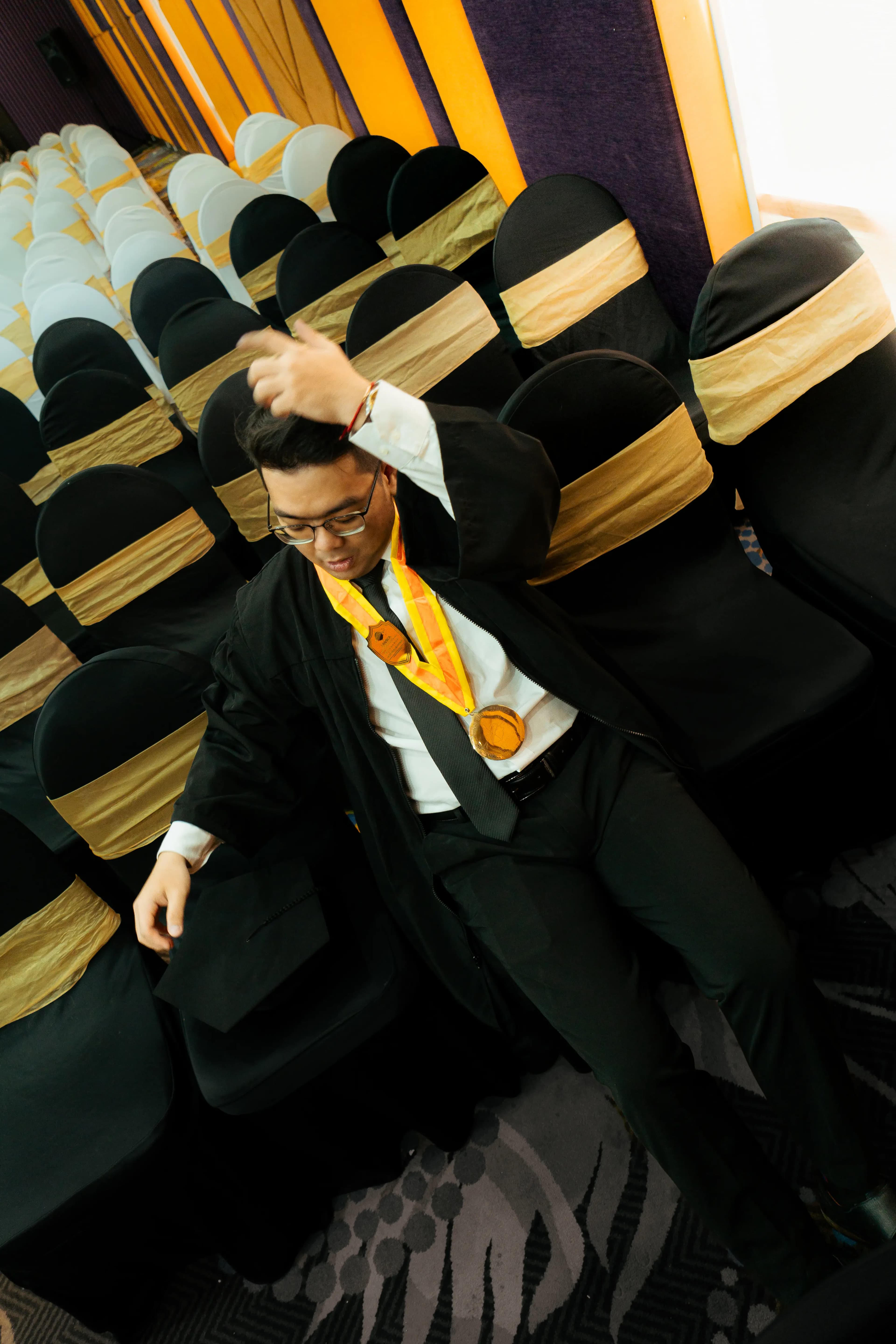 Candid graduation moment with family, UWIKA Surabaya 2024 — jasa fotografer wisuda Surabaya