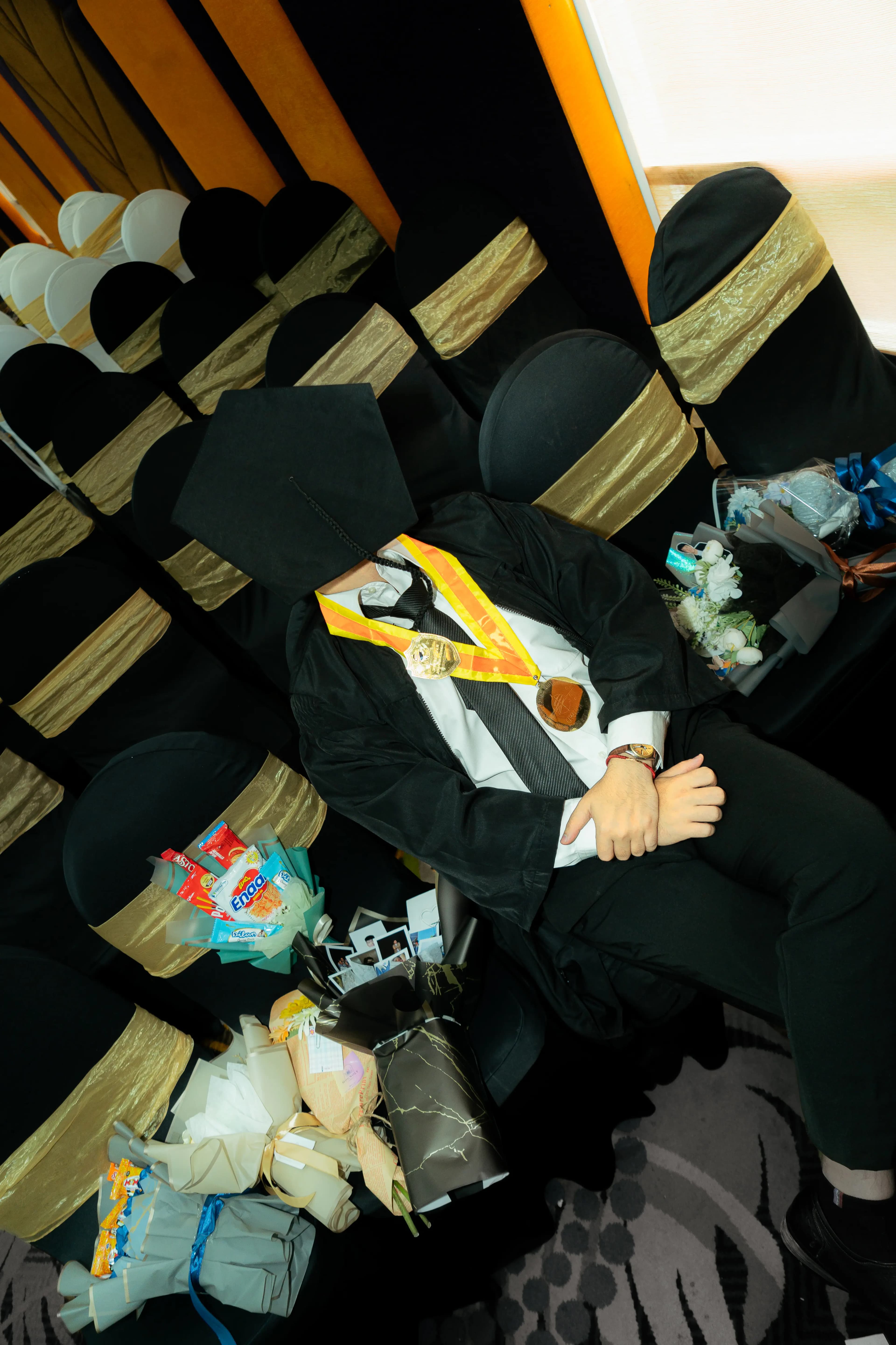 Candid graduation moment with family, UWIKA Surabaya 2024 — jasa fotografer wisuda Surabaya