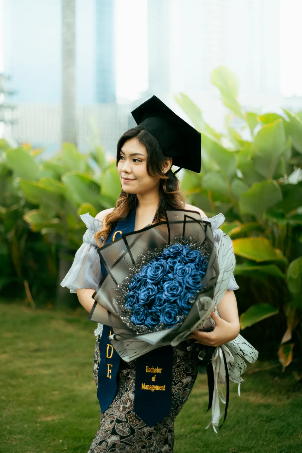 Candid graduation moment, Widya Kartika University Surabaya — graduation photographer Surabaya by Stefanoes Visual