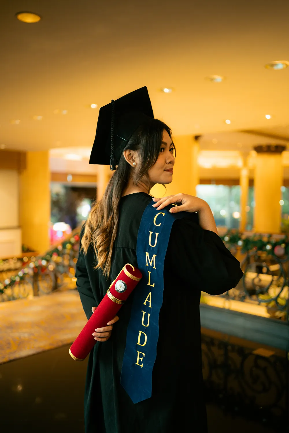 Candid graduation moment, Widya Kartika University Surabaya — graduation photographer Surabaya by Stefanoes Visual