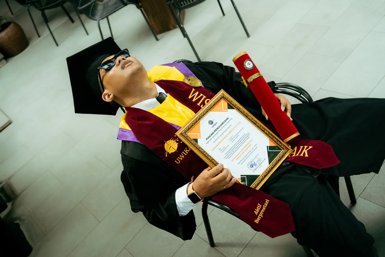 Candid graduation moment, Widya Kartika University Surabaya — Widya Kartika graduation photographer