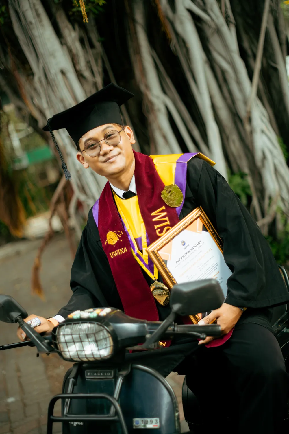 Candid graduation moment, Widya Kartika University Surabaya — Widya Kartika graduation photographer