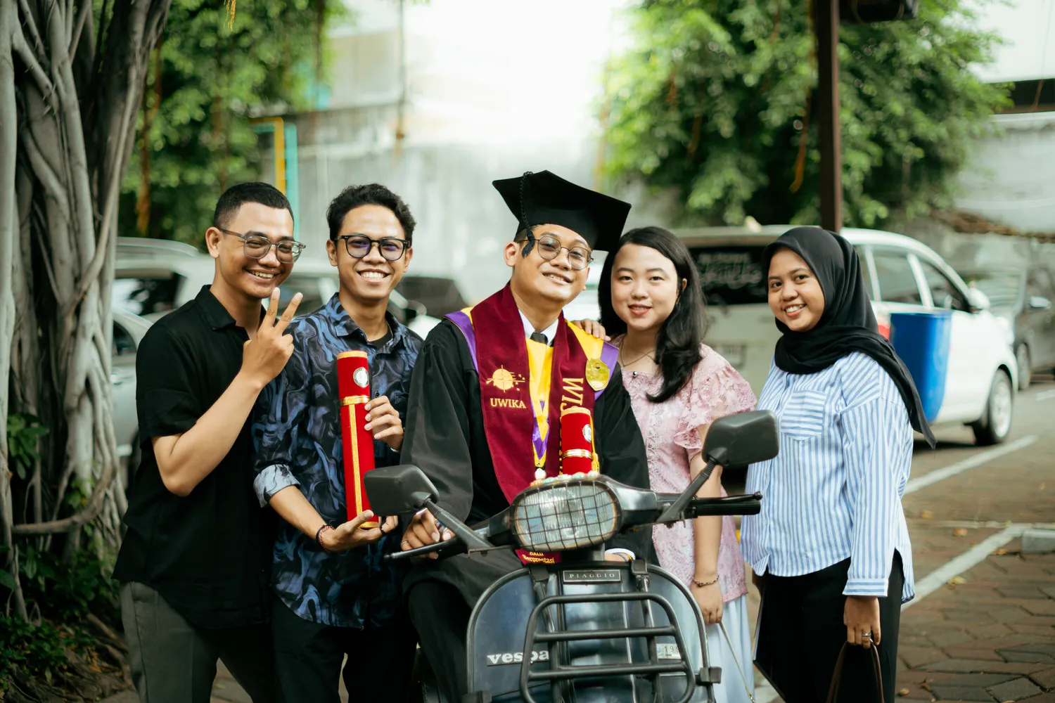 Family portrait session, Widya Kartika graduation Surabaya — Widya Kartika graduation photographer