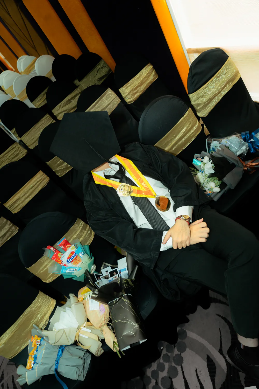 Candid graduation moment with family, Widya Kartika Surabaya — graduation photography services Surabaya