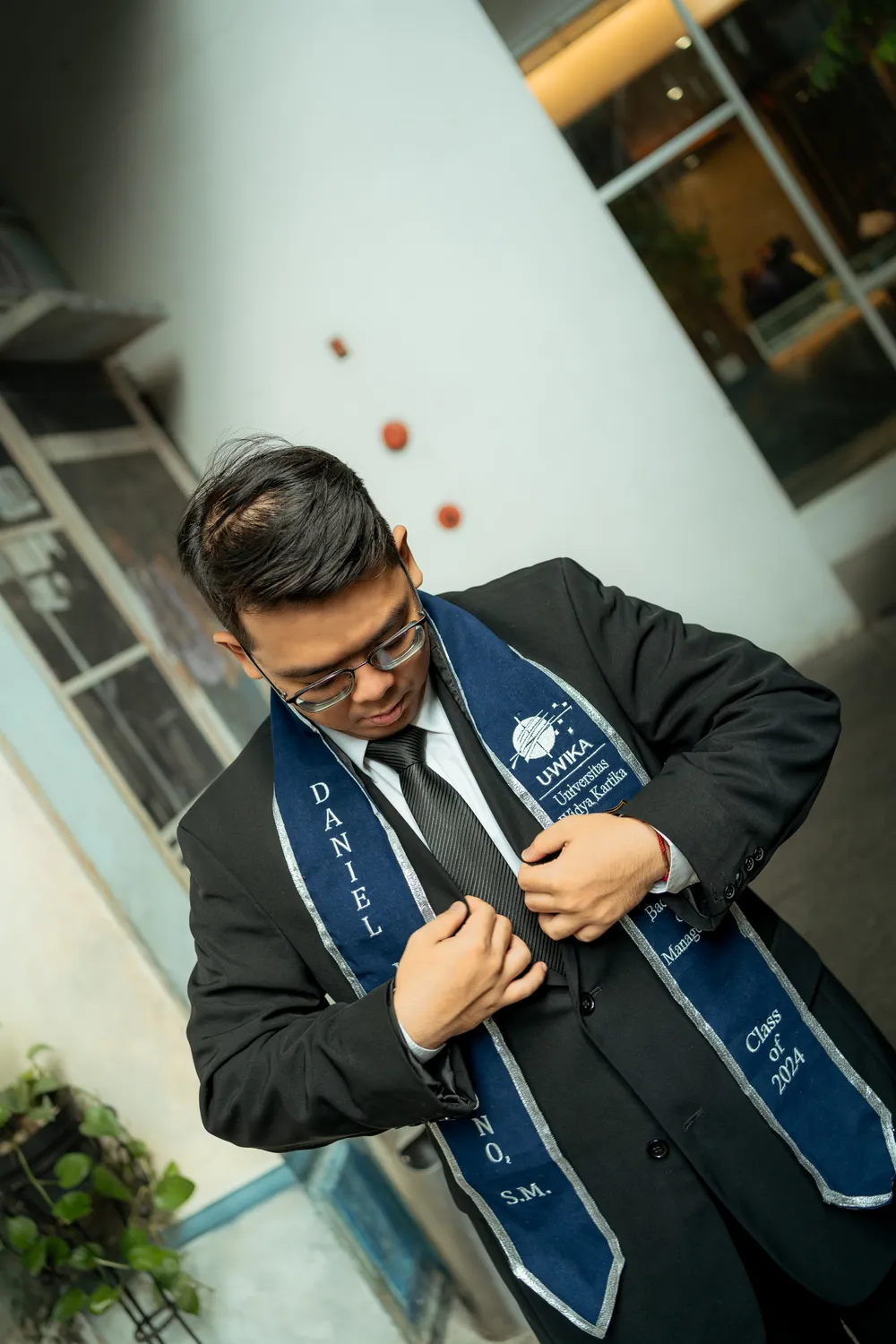 Candid graduation moment with family, Widya Kartika Surabaya — graduation photography services Surabaya