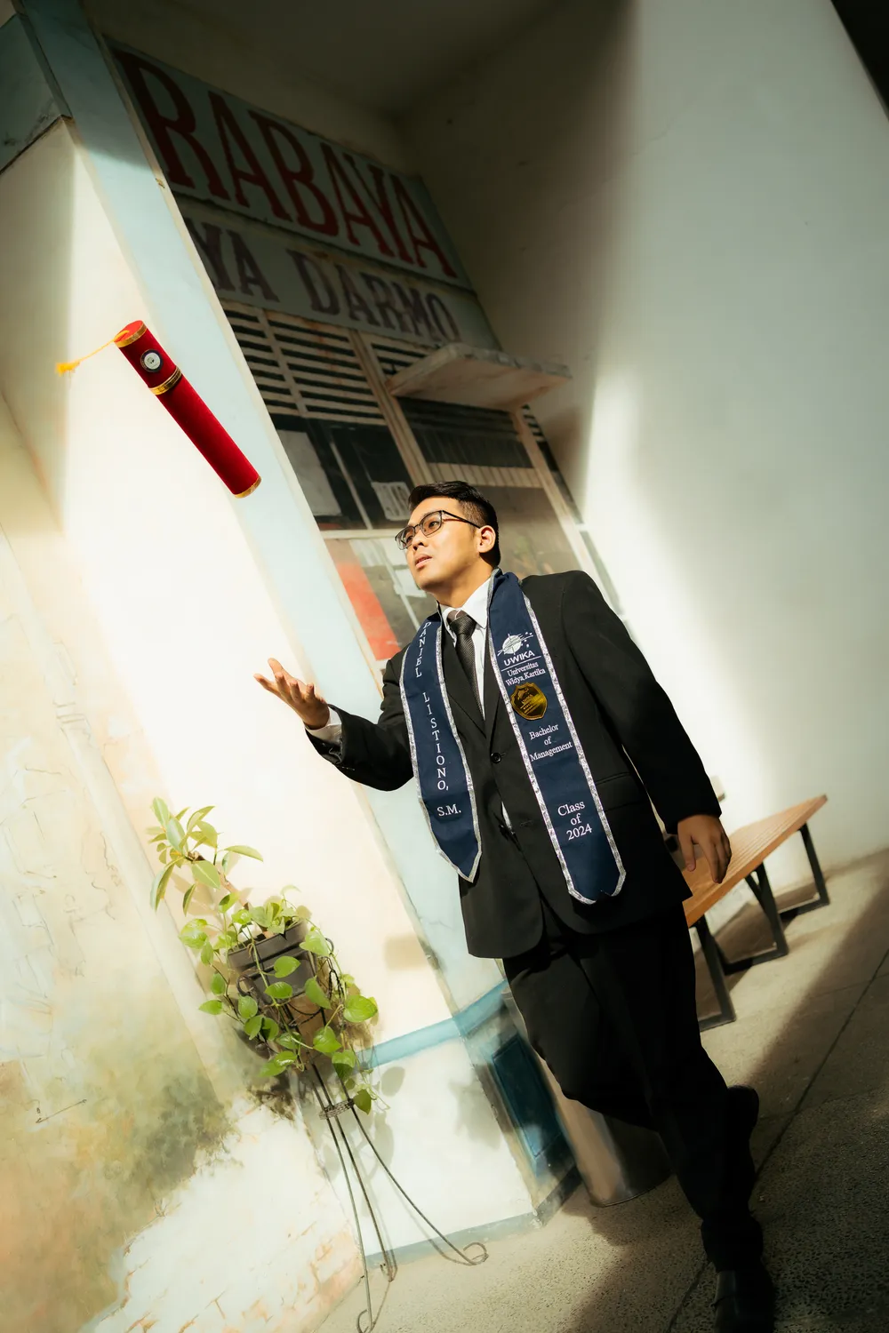Candid graduation moment with family, Widya Kartika Surabaya — graduation photography services Surabaya
