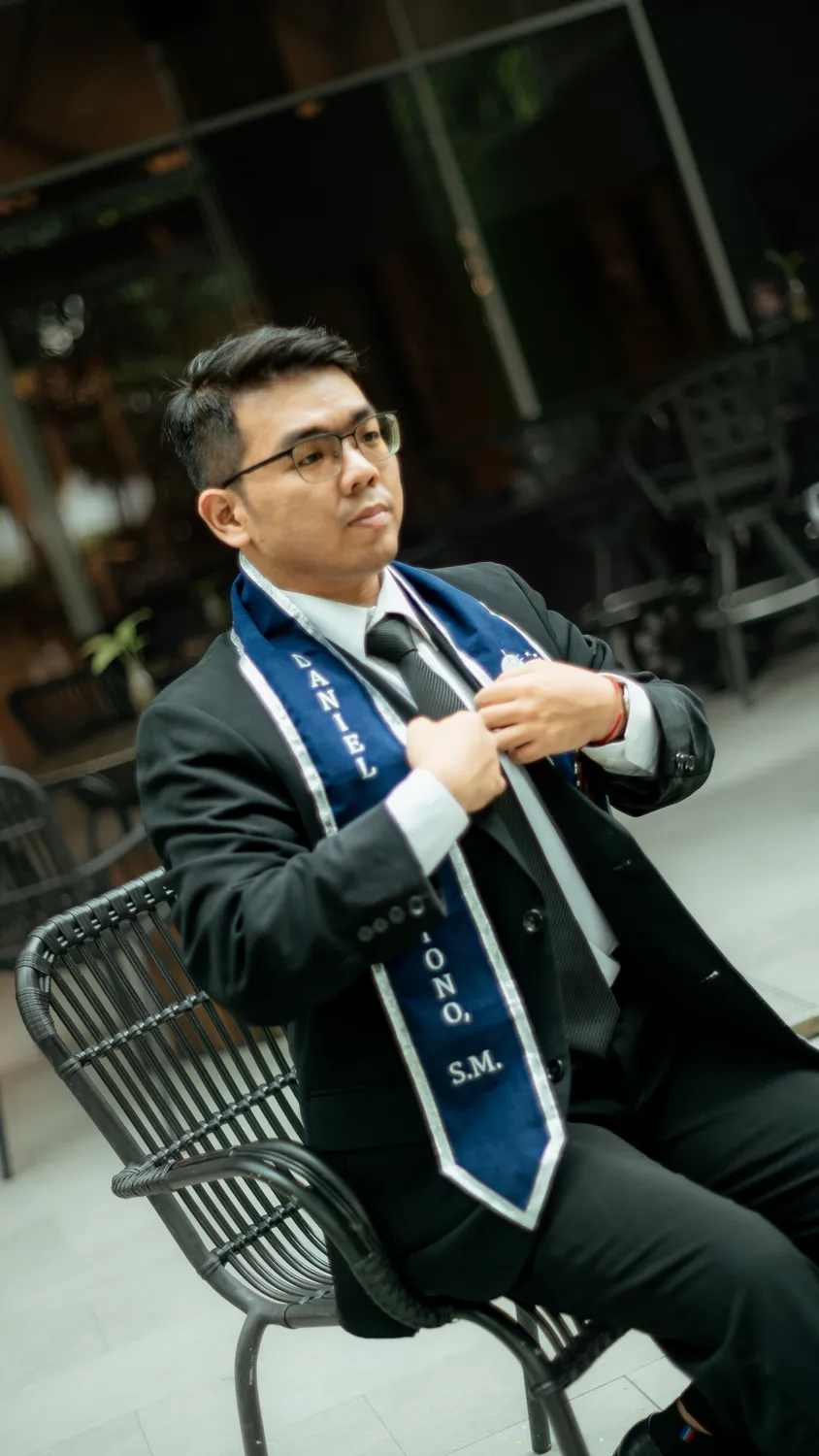 Candid graduation moment with family, Widya Kartika Surabaya — graduation photography services Surabaya